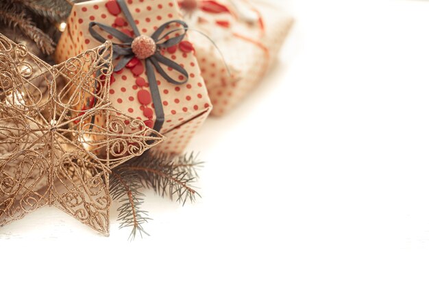 Fondo festivo con estrella decorativa y cajas de regalo. Concepto de vacaciones de Navidad y año nuevo.