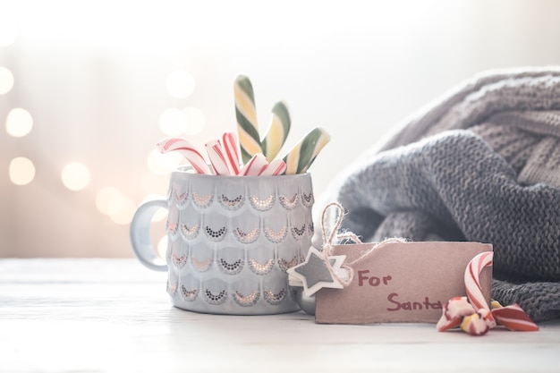 Fondo festivo de Navidad con dulce regalo para Santa en una hermosa taza, concepto de vacaciones y valores familiares