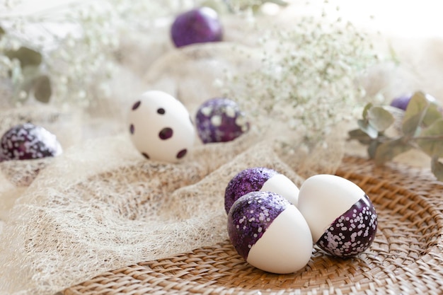 Foto gratuita fondo festivo de pascua con huevos decorativos de cerca
