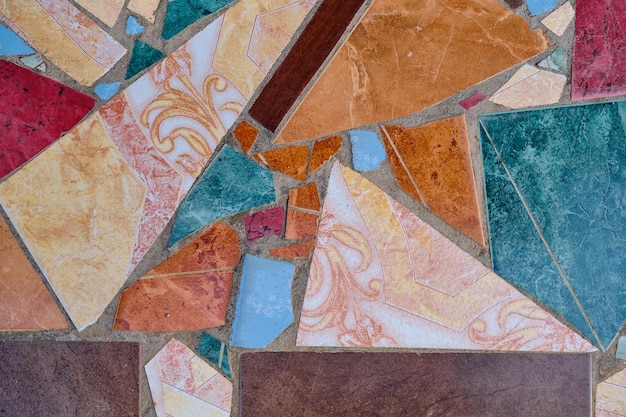 Fondo de un fragmento de viejos mosaicos fragmentos de azulejos decorativos de cerámica para crear un patrón o diseño de fondo Idea para la decoración del espacio o papel tapiz para publicidad