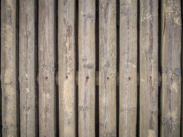 Fondo fresco de una pared con tablones de madera