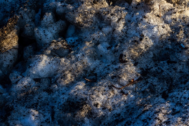 Fondo fresco de tierra fangosa y congelada con texturas interesantes: ideal para un fondo de pantalla genial