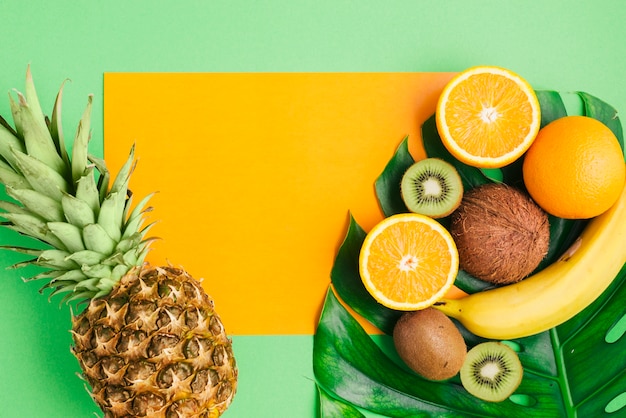 Fondo de frutas tropicales con plantilla de tarjeta y piña