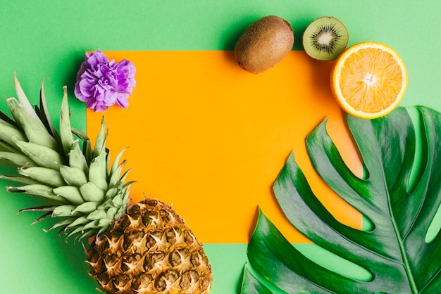 Foto gratuita fondo de frutas tropicales con plantilla de tarjeta