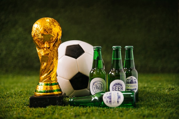 Fondo de fútbol con cerveza pelota y trofeo
