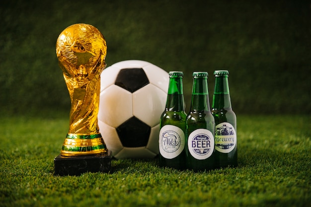 Fondo de fútbol con cerveza y trofeo