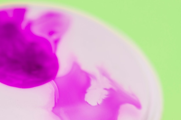 Fondo de gotas de líquido violeta abstracto