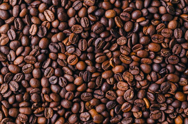 Fondo de granos de café tostados de color marrón fresco - perfecto para un fondo de pantalla fresco