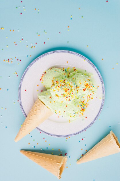 Fondo de helado con plato y conos