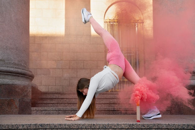 Foto gratuita fondo de humo rosa con adulto joven