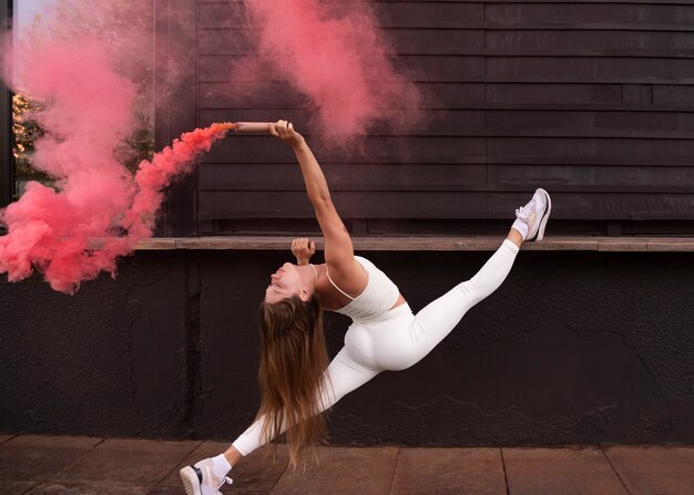 Fondo de humo rosa con adulto joven