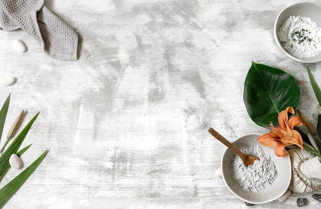 Fondo con ingredientes naturales para la preparación de una mascarilla para el cuidado de la piel, preparación de una mascarilla a partir de polvo.