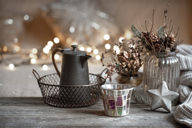 Fondo de invierno acogedor con detalles de decoración del hogar sobre un fondo borroso con espacio de copia de luces.