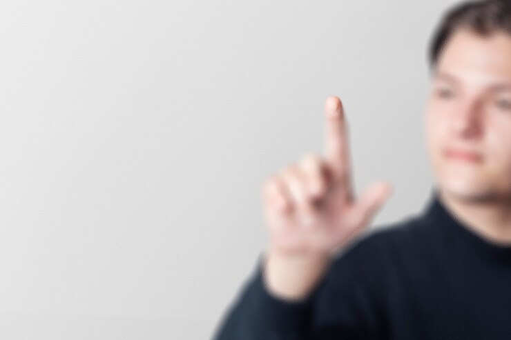 Foto gratuito fondo de joven empresario tocando tecnología inteligente de pantalla invisible