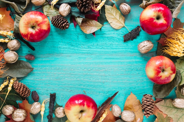 Fondo de madera brillante otoño con cosecha