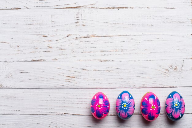 Fondo de madera con cuatro huevos de pascua