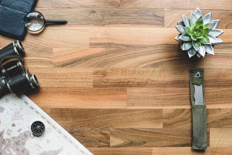 Foto gratuito fondo de madera con diferentes objetos de viaje
