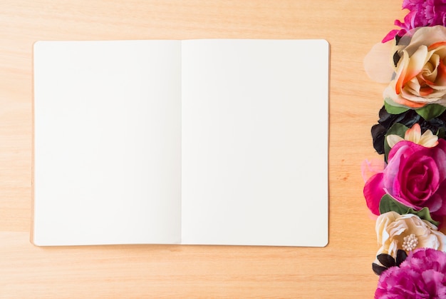 Fondo de madera con flores y cojín de escritura