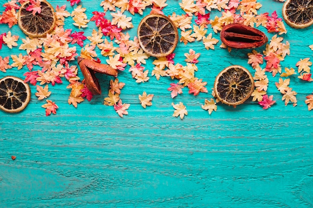 Fondo de madera con hojas secas, frutas y verduras