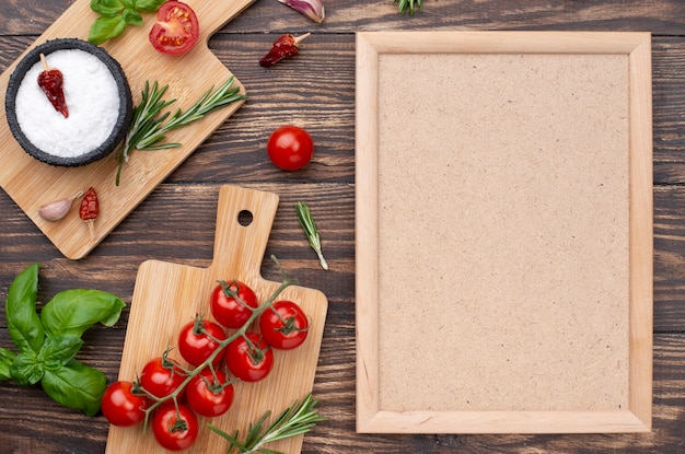 Fondo de madera con ingredientes para cocinar.