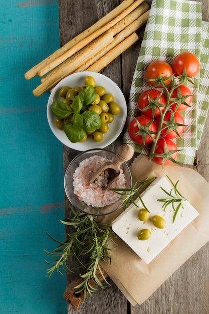 Foto gratuita fondo de madera con ingredientes deliciosos