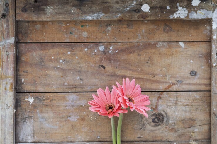 Foto gratuito fondo de madera con manchas y flores decorativas