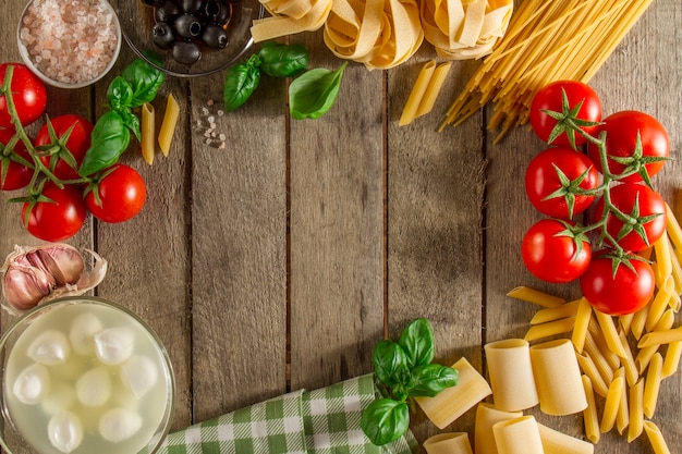 Fondo de madera con marco hecho de ingredientes