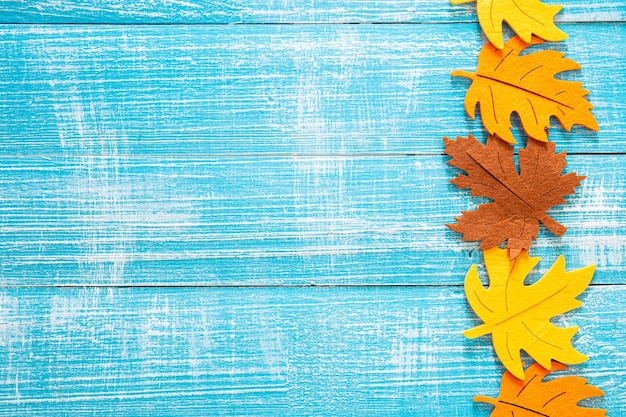 Foto gratuita fondo de madera de otoño con hojas de fieltro de colores