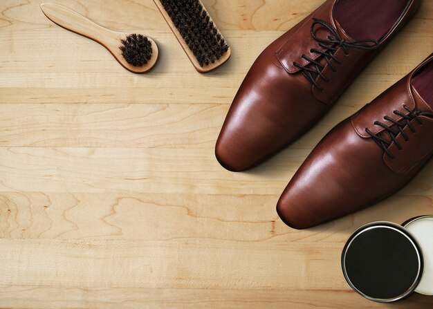 Fondo de madera de papel tapiz de moda para hombres, zapatos de cuero con herramientas de pulido