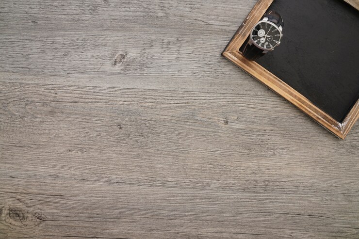 Foto gratuito fondo de madera con pizarra y reloj