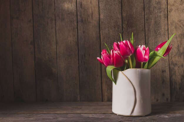 Fondo de madera con tulipanes bonitos