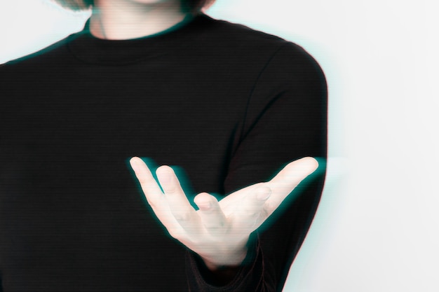Foto gratuita fondo de mano de mujer con falla que muestra el gesto de objeto invisible remezcla digital