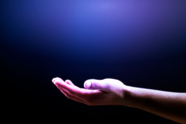 Foto gratuito fondo de mano púrpura mostrando gesto de objeto invisible