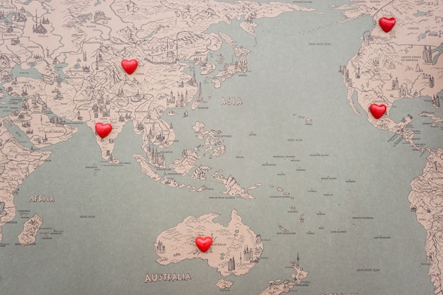 Fondo de mapa del mundo con corazones rojos decorativos