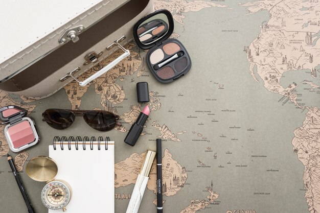 Fondo de mapa del mundo con maleta y maquillaje