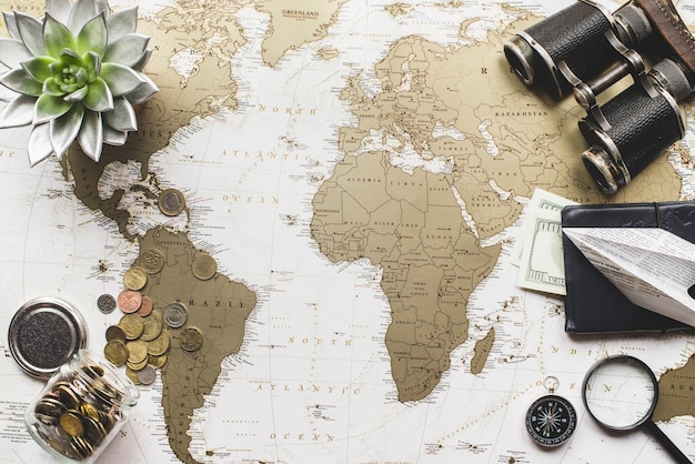 Fondo de mapa del mundo con objetos de viaje decorativos