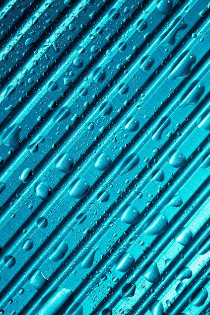 Fondo de material metálico azul rayado con gotas de lluvia