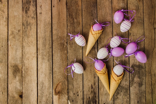 Fondo de mesa con cucuruchos y huevos de pascua