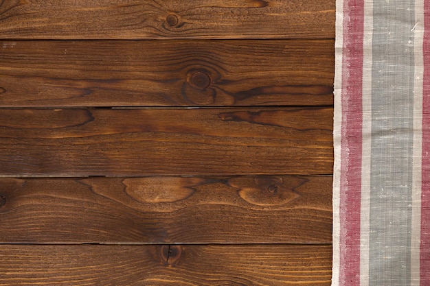 Fondo con mesa de madera vacía con mantel