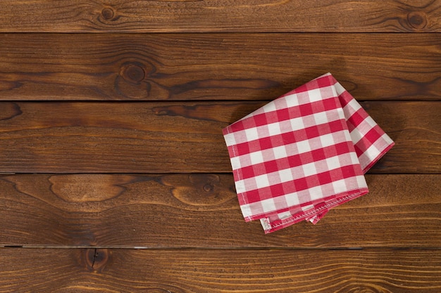 Fondo con mesa de madera vacía con mantel