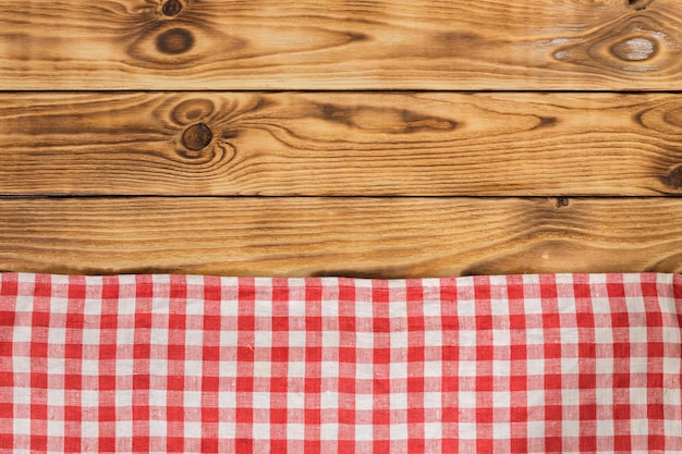 Fondo con mesa de madera vacía con mantel