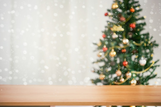 Foto gratuita fondo de mesa de navidad vacía con árbol de navidad fuera de foco para montaje de exhibición de productos