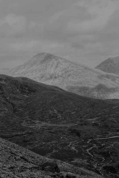 Fondo de montañas en blanco y negro.