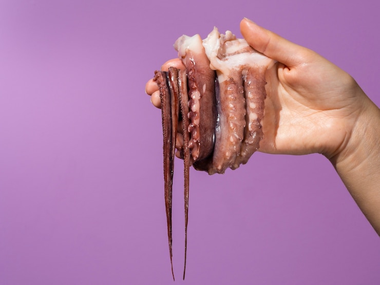 Foto gratuito fondo morado con mano pulpo