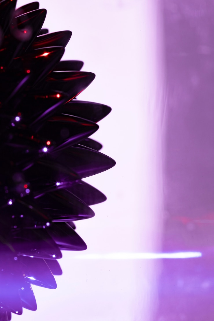 Foto gratuito fondo morado con metal líquido ferromagnético con espacio de copia