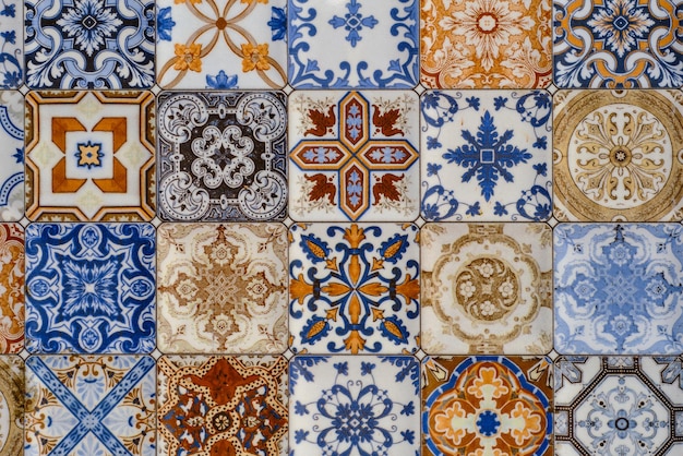Fondo de mosaico de azulejos antiguos del patrón de azulejos de arte decorativo colorido en el diseño de fondo de estilo oriental Idea para la decoración del espacio o papel tapiz para publicidad