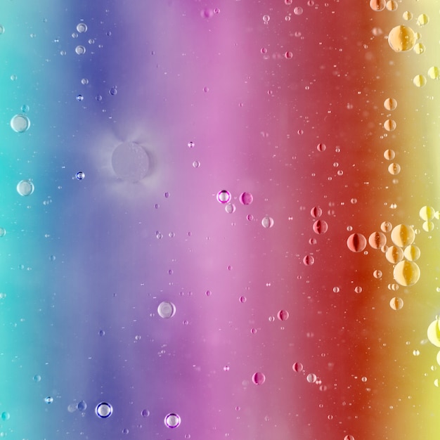 Fondo multicolor con burbujas de aceite flotando en la superficie del agua