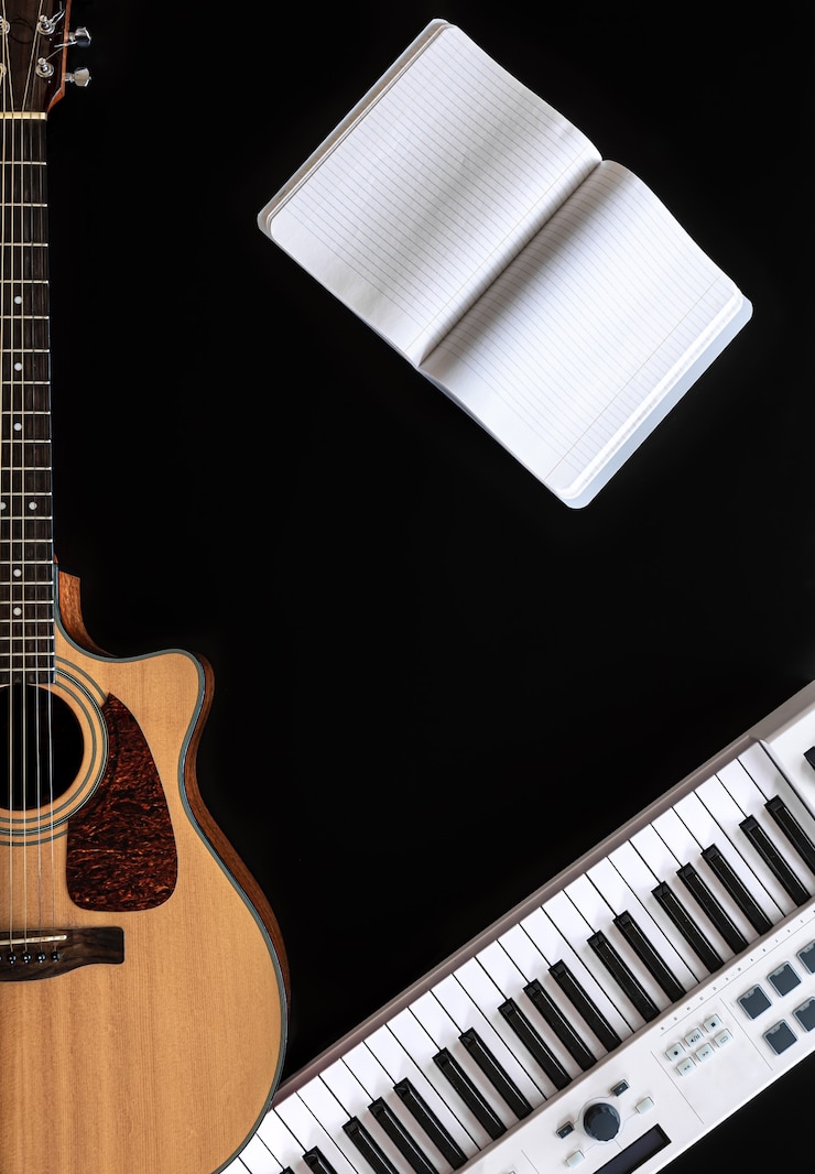 Foto gratuito fondo de música con bloc de notas de guitarra acústica y teclas de música en negro