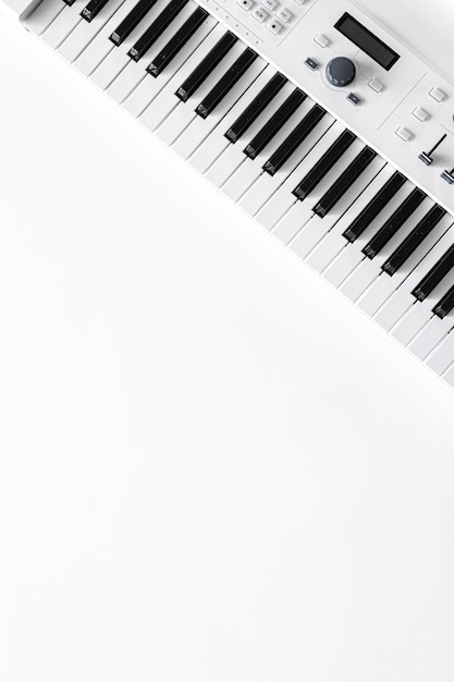 Fondo musical con teclas musicales en blanco espacio plano de copia laicos