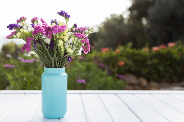 Fondo natural con flores de colores en un jarrón